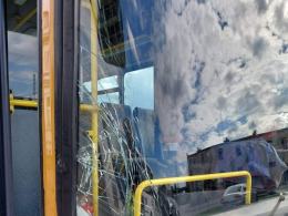 58-letni kierowca autobusu potrącił prawidłowo idącą poboczem 76-letnią kobietę 