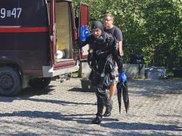 Z kamionki Piast nurkowie wyciągnęli pralkę Franię