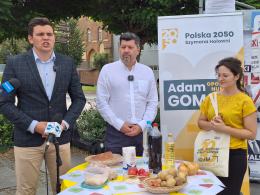 Adam Gomoła pokazuje koszyk zakupowy. "Pisowskie dodatki rząd równoważy skokami cen"
