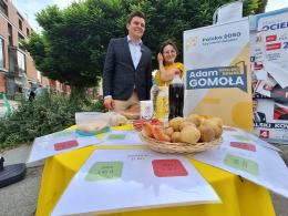 Adam Gomoła pokazuje koszyk zakupowy. "Pisowskie dodatki rząd równoważy skokami cen"