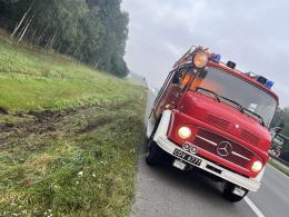 Ciężarówka jechała autostradą, wypadła z jezdni i wjechała do lasu