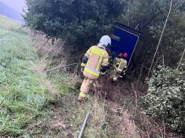 Ciężarówka jechała autostradą, wypadła z jezdni i wjechała do lasu