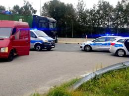 Wpadł przez brak świateł - przewoził 27 nielegalnych migrantów
