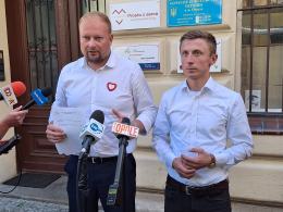 Witold Zembaczyński i Szymon Godyla zawiadamiają Prokuraturę. Chodzi o starostę namysłowskiego
