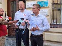 Witold Zembaczyński i Szymon Godyla zawiadamiają Prokuraturę. Chodzi o starostę namysłowskiego