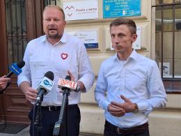 Witold Zembaczyński i Szymon Godyla zawiadamiają Prokuraturę. Chodzi o starostę namysłowskiego