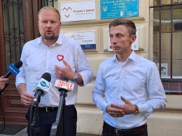 Witold Zembaczyński i Szymon Godyla zawiadamiają Prokuraturę. Chodzi o starostę namysłowskiego