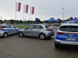 Uroczyste przekazanie nowego, nieoznakowanego radiowozu dla Komisariatu Policji w Grodkowie