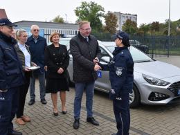 Uroczyste przekazanie nowego, nieoznakowanego radiowozu dla Komisariatu Policji w Grodkowie