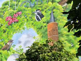 Zielony mural na ścianach 1. Liceum Ogólnokształcącego. Użyto antysmogowej farby
