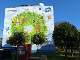 Zielony mural na ścianach 1. Liceum Ogólnokształcącego. Użyto antysmogowej farby