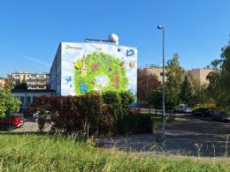 Zielony mural na ścianach 1. Liceum Ogólnokształcącego. Użyto antysmogowej farby