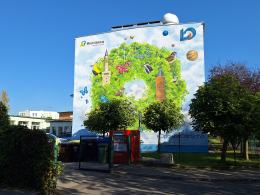 Zielony mural na ścianach 1. Liceum Ogólnokształcącego. Użyto antysmogowej farby
