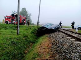 Auto wypadło z drogi i utknęło na torach