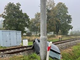Auto wypadło z drogi i utknęło na torach