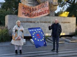 Tak świętowali niedzielny wynik wyborów na placu Wolności