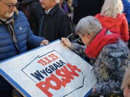 Tak świętowali niedzielny wynik wyborów na placu Wolności
