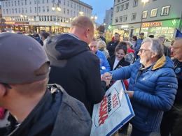 Tak świętowali niedzielny wynik wyborów na placu Wolności