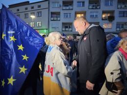 Tak świętowali niedzielny wynik wyborów na placu Wolności