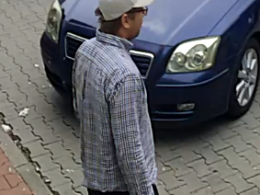 Oszustwo na BLIK. Rozpoznajesz tego mężczyznę? Zadzwoń na policję!