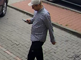 Oszustwo na BLIK. Rozpoznajesz tego mężczyznę? Zadzwoń na policję!