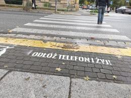 "Odłóż telefon i żyj". Hasło namalowano przy kilkudziesięciu skrzyżowaniach w Opolu