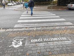 "Odłóż telefon i żyj". Hasło namalowano przy kilkudziesięciu skrzyżowaniach w Opolu