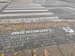 "Odłóż telefon i żyj". Hasło namalowano przy kilkudziesięciu skrzyżowaniach w Opolu