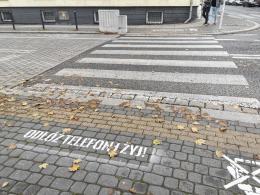"Odłóż telefon i żyj". Hasło namalowano przy kilkudziesięciu skrzyżowaniach w Opolu