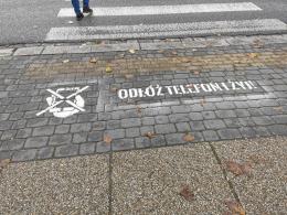 "Odłóż telefon i żyj". Hasło namalowano przy kilkudziesięciu skrzyżowaniach w Opolu
