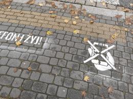 "Odłóż telefon i żyj". Hasło namalowano przy kilkudziesięciu skrzyżowaniach w Opolu