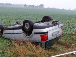 56-latek z dożywotnim zakazem prowadzeniem pojazdów i promilami, dachował w Wolęcinie
