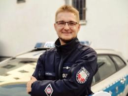 (Mł. asp. Jacek Wróbel, który kierując się przede wszystkim dobrem dziecka, zatrzymał mężczyznę, który naraził je na poważne niebezpieczeństwo. Gratulujemy policjantowi wzorowej postawy oraz odwagi, jak i wypełniania wypowiedzianych słów roty ślubowania. )