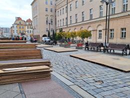 Za blisko 2 tygodnie Jarmark Bożonarodzeniowy. Trwają przygotowania na opolskim rynku