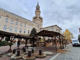 Za blisko 2 tygodnie Jarmark Bożonarodzeniowy. Trwają przygotowania na opolskim rynku