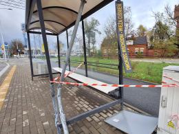 Samochód osobowy uderzył w przystanek w Opolu. Policjanci poszukują sprawcy