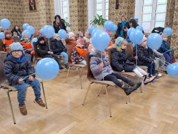 Dzieci ubrane na niebiesko rozmawiają o swoich prawach. Dziś ważny dzień