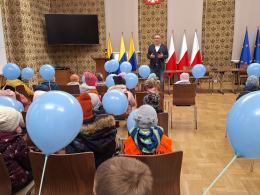 Dzieci ubrane na niebiesko rozmawiają o swoich prawach. Dziś ważny dzień