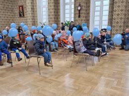 Dzieci ubrane na niebiesko rozmawiają o swoich prawach. Dziś ważny dzień