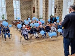 Dzieci ubrane na niebiesko rozmawiają o swoich prawach. Dziś ważny dzień