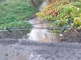 Samochód ciężarowy zerwał bariery mostu i zablokował drogę