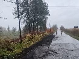 Samochód ciężarowy zerwał bariery mostu i zablokował drogę