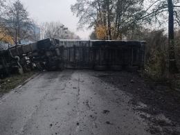 Samochód ciężarowy zerwał bariery mostu i zablokował drogę