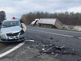 Dwie osobówki i ciężarówka zderzyły się w Opolu-Wrzoskach. Tworzą się ogromne korki
