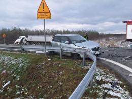 Dwie osobówki i ciężarówka zderzyły się w Opolu-Wrzoskach. Tworzą się ogromne korki