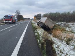 Dwie osobówki i ciężarówka zderzyły się w Opolu-Wrzoskach. Tworzą się ogromne korki