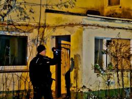 Policjanci sprawdzają miejsca przebywania osób bezdomnych
