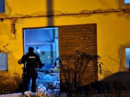 Policjanci sprawdzają miejsca przebywania osób bezdomnych