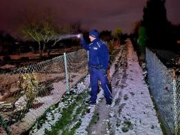 Policjanci sprawdzają miejsca przebywania osób bezdomnych