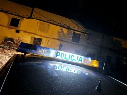 Policjanci sprawdzają miejsca przebywania osób bezdomnych